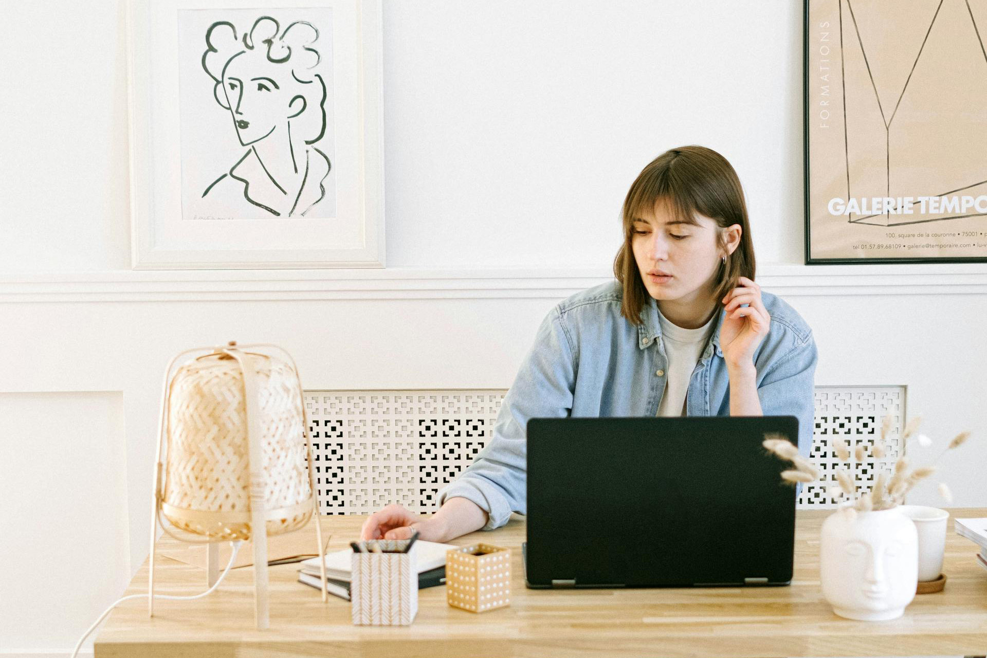 femme derrière son ordinateur à son bureau