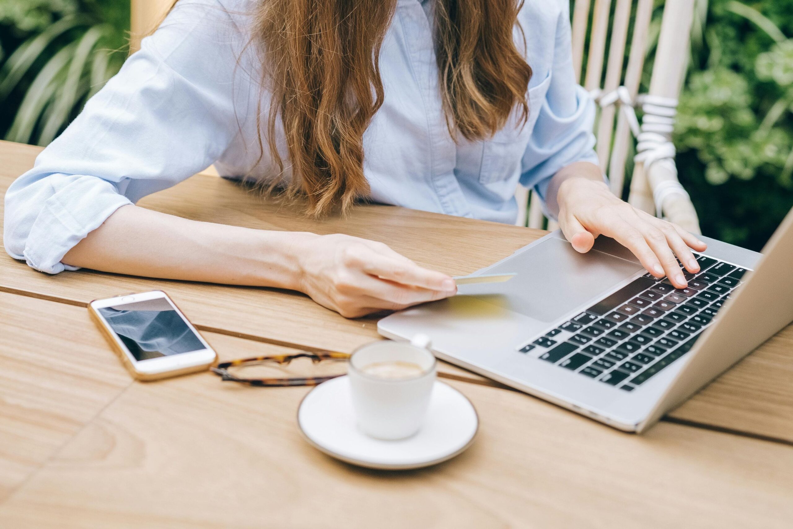 Femme qui réalise un achat en ligne