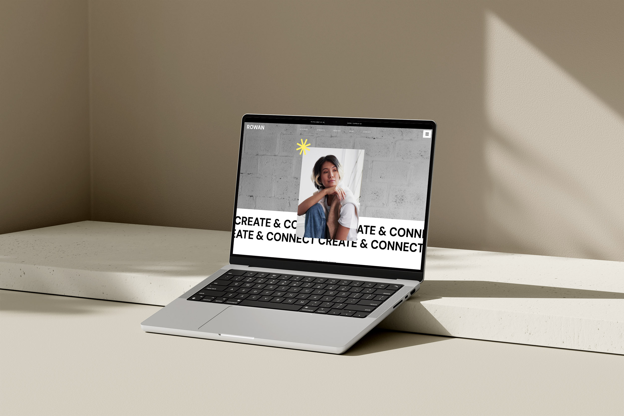 Template de site Internet Showit sur un ordinateur posé sur une planche