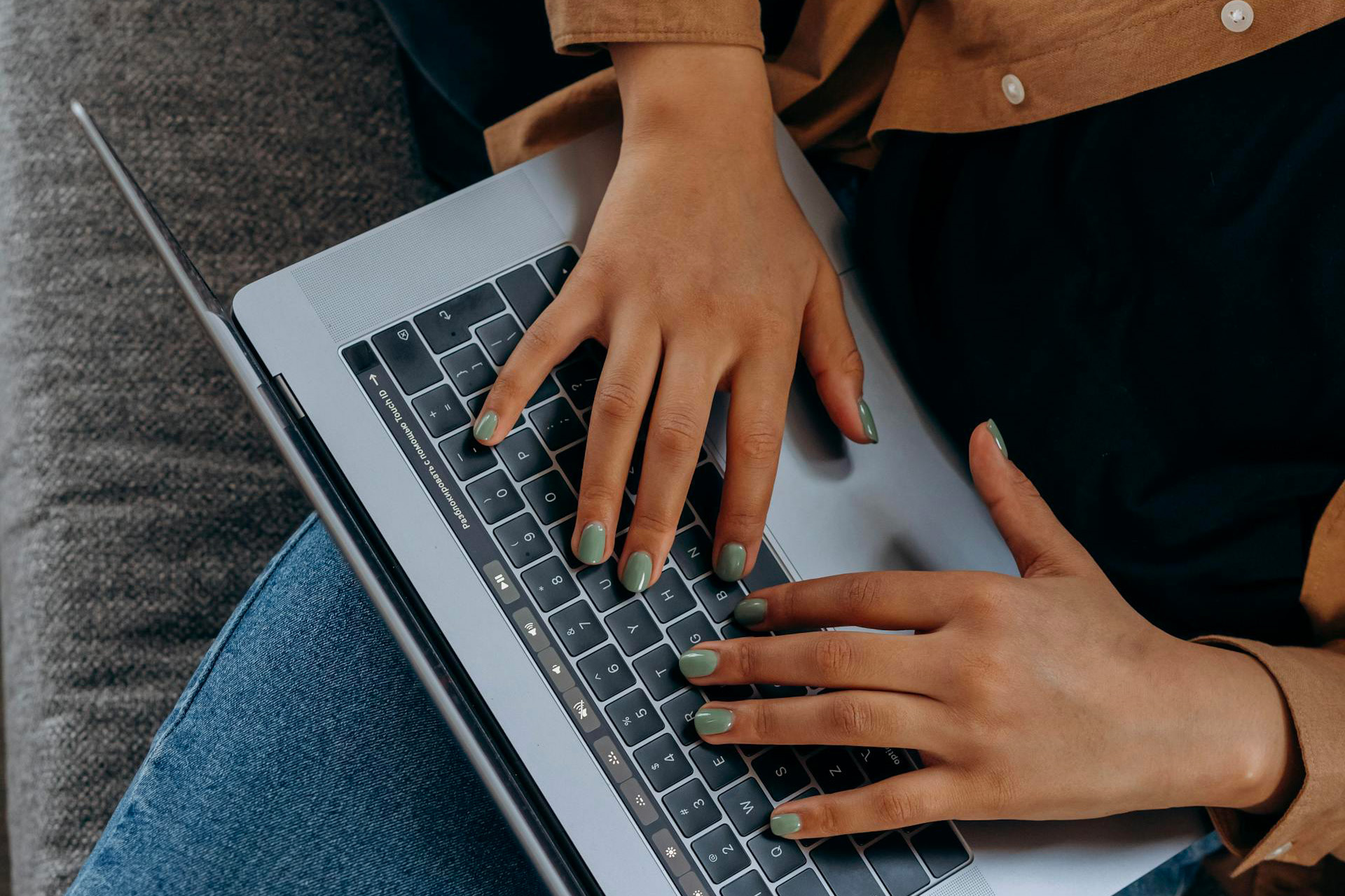 Mains d'une femme sur le clavier de son ordinateur
