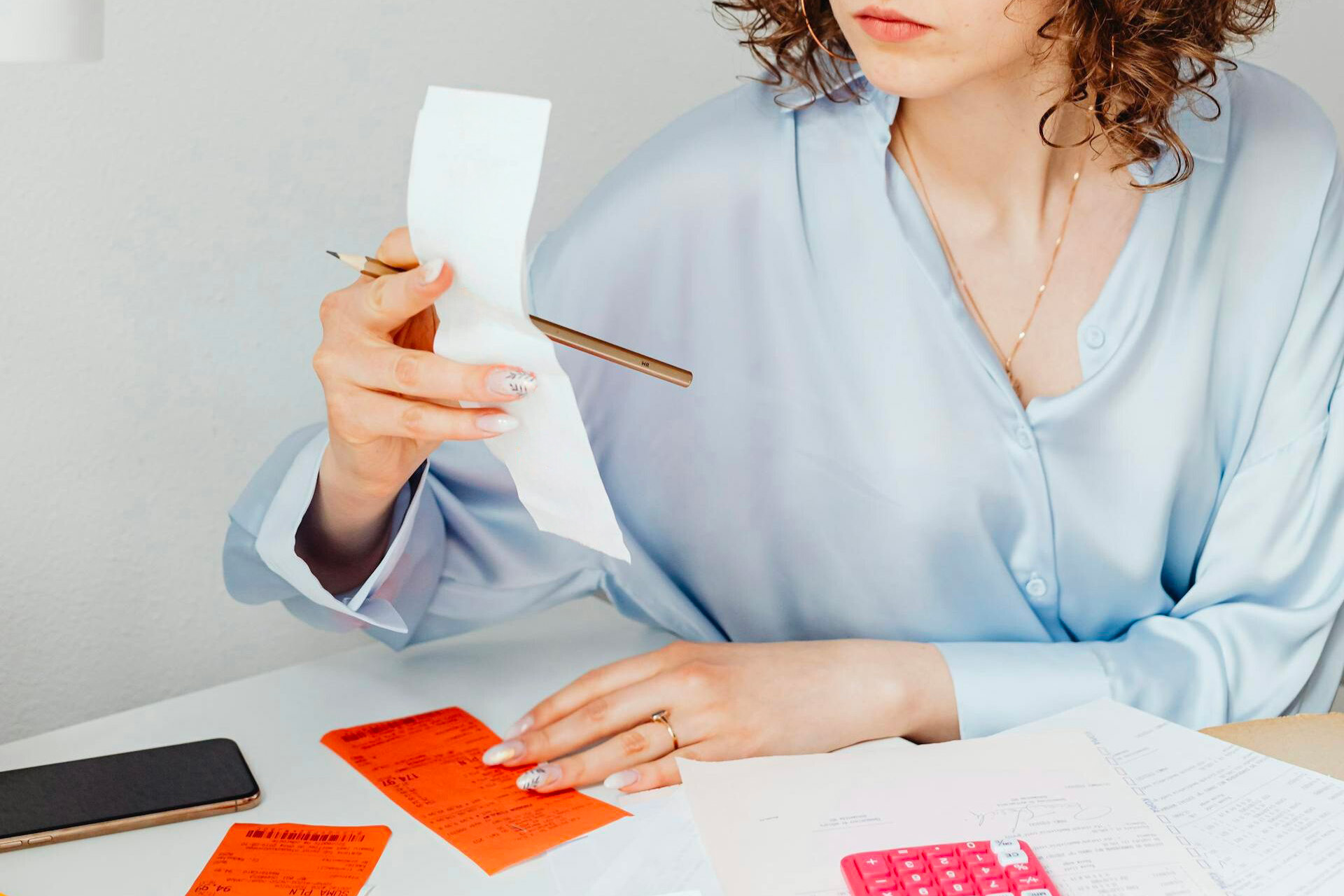 Femme qui tient un ticket de caisse