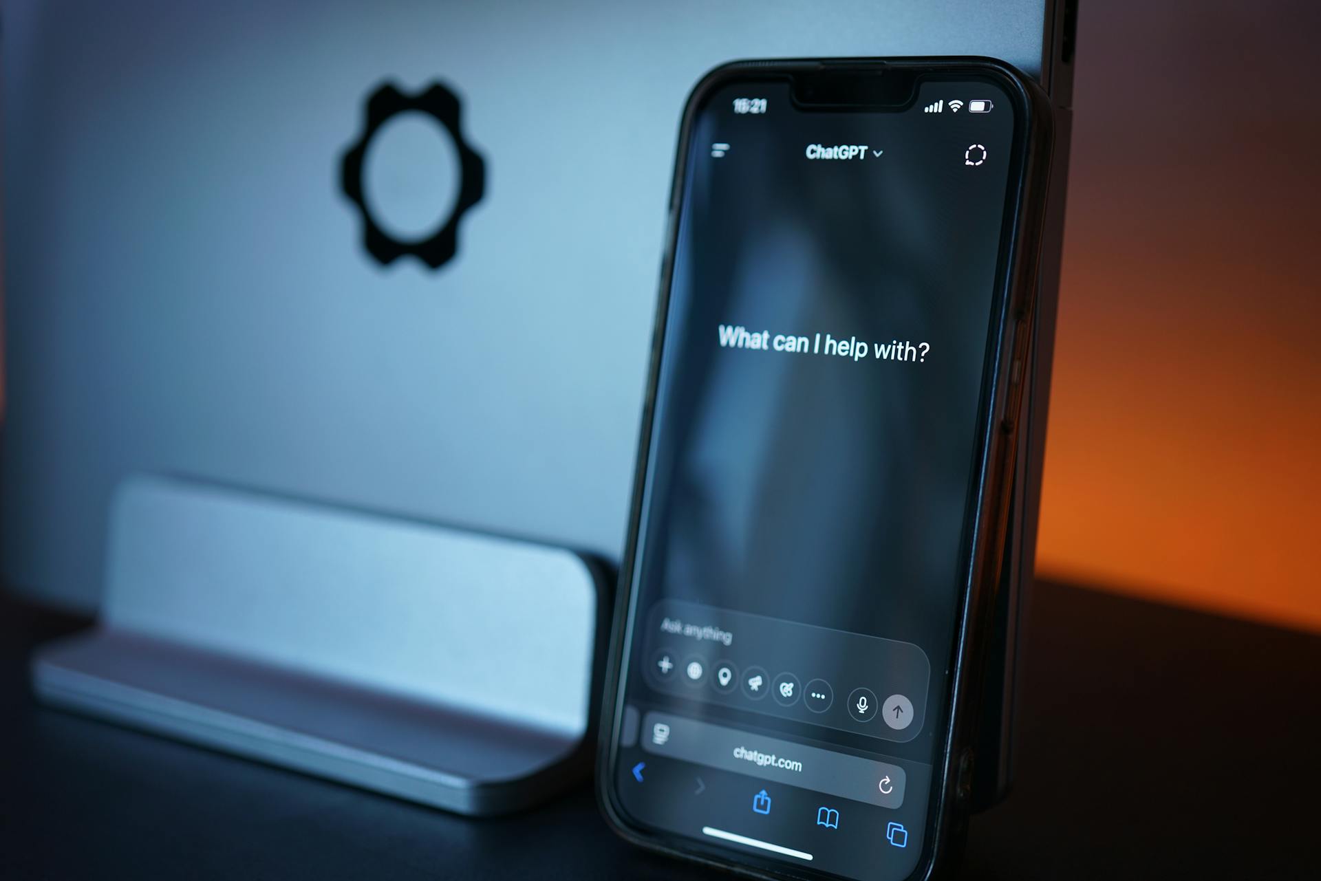 Chat GPT ouvert sur un téléphone posé contre un ordinateur