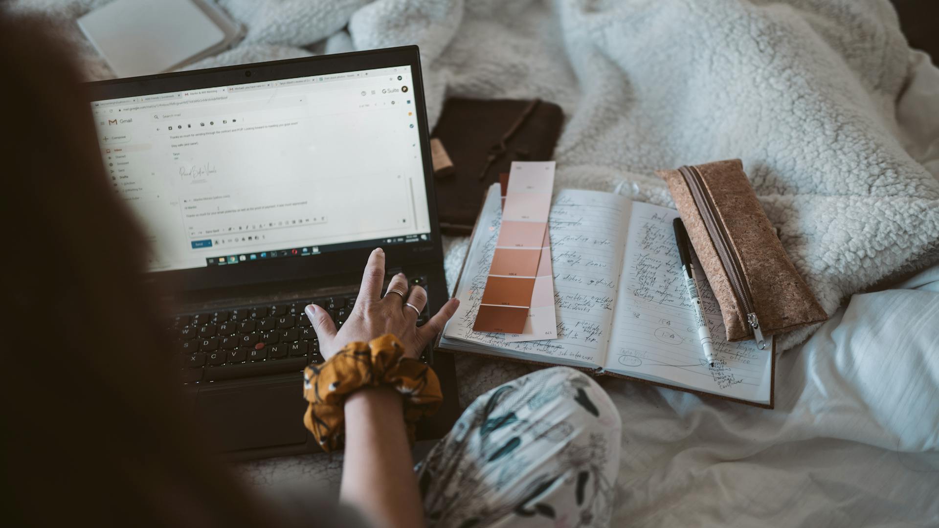 Femme qui écrit un email sur son ordinateur