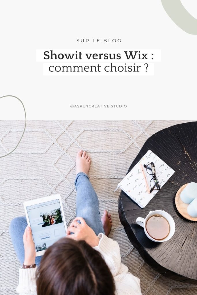 Visuel article de blog, titre "Showit versus Wix : comment choisir ?" avec une photo d'une femme regardant un site sur iPad