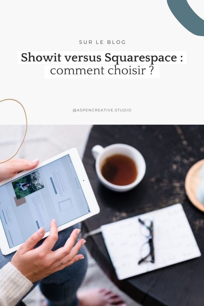 Visuel article de blog, titre "Showit versus Squarespace : comment choisir ?" avec une photo d'une femme regardant un site sur iPad
