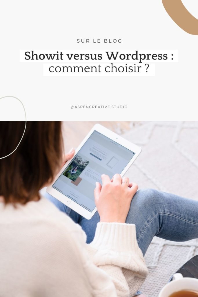 Visuel article de blog, titre "Showit versus WordPress : comment choisir ?" avec une photo d'une femme regardant un site sur iPad