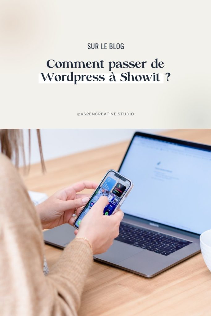Visuel Pinterest avec le texte "comment passer de WordPress à Showit" avec une photo d'une femme devant son ordinateur tenant son téléphone